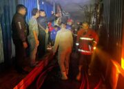 Tiga Personel Damkar Alami Gangguan Pernapasan, Satu Toko Terbakar di Blok Timur