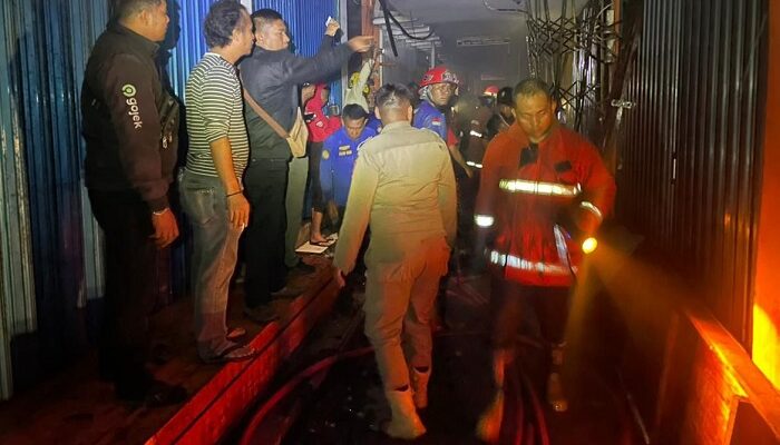 Tiga Personel Damkar Alami Gangguan Pernapasan, Satu Toko Terbakar di Blok Timur