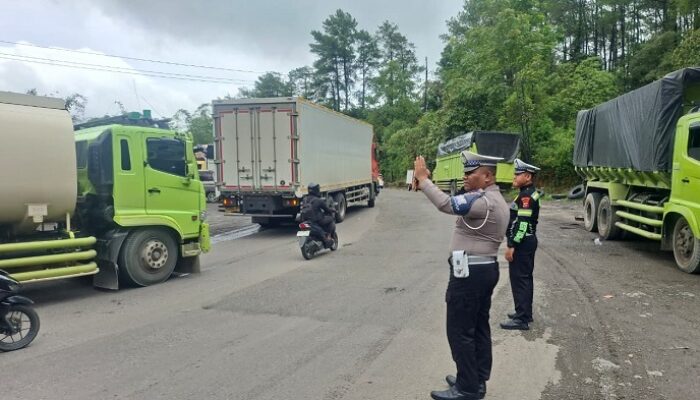 Truk Rusak dan Gagal Nanjak, Jalur Padang-Solok via Sitinjaulauik Tersendat