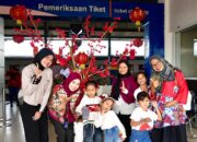 Apresiasi Pelanggan dengan Souvenir dan Nuansa Kebahagiaan di Stasiun serta Kereta