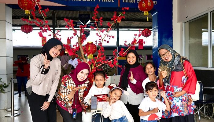 Apresiasi Pelanggan dengan Souvenir dan Nuansa Kebahagiaan di Stasiun serta Kereta