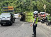 Diduga Akibat Rem Blong, Dump Truk Bermuatan Batubara Terbalik di Jembatan Lubukparaku Padang