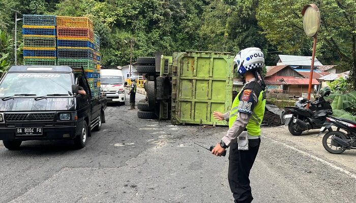 Diduga Akibat Rem Blong, Dump Truk Bermuatan Batubara Terbalik di Jembatan Lubukparaku Padang