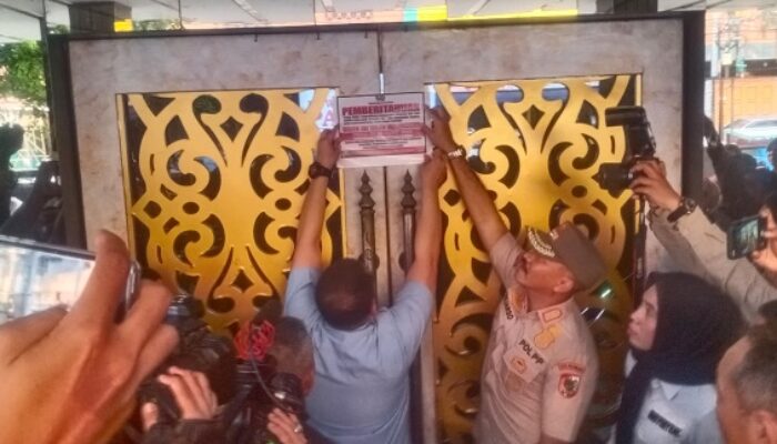 Tak Patuhi Aturan, Pemko Segel New Paragon KTV & Cafe