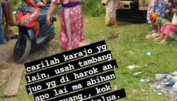 Panas! Ibu-ibu di Nagari Kasang Terlibat Adu Mulut Akibat Blokade Truk Tambang