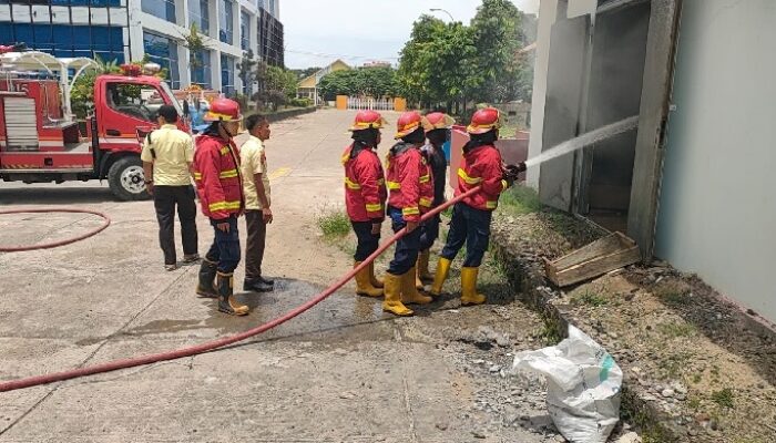 Gardu Milik PLN di Jalan Taman Siswa Padang Hangus Terbakar
