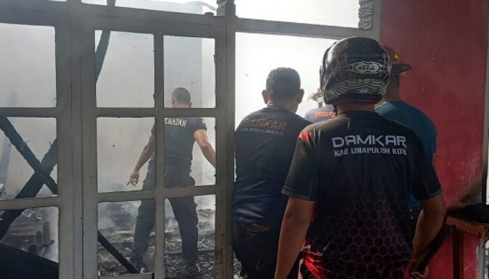 Dua Bangunan Hangus Terbakar di Sungai Beringin