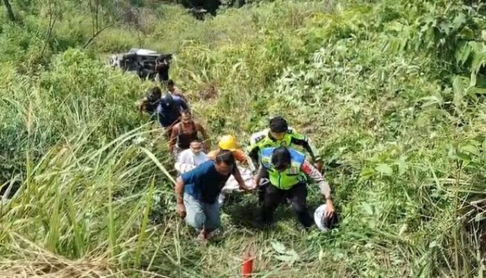 Ambulans Bawa Jenazah Masuk Jurang, Tiga Luka Ringan