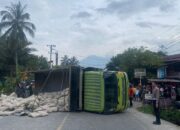 Dump Truk Terbalik, Arus Lalu Lintas Solok-Padang Sempat Terhambat