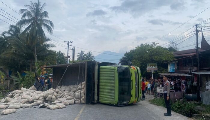 Dump Truk Terbalik, Arus Lalu Lintas Solok-Padang Sempat Terhambat