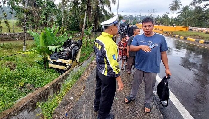 Hilang Kendali, Mobil Colt Diesel Terjungkal di Kawasan Kiambang